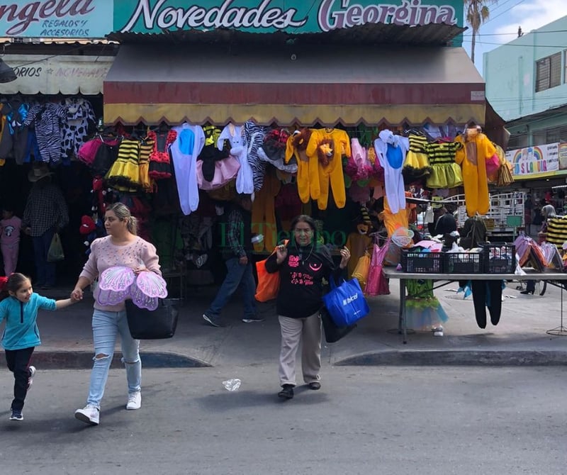 Disfraces del Día de la primavera con altos costos para los padres de familia 