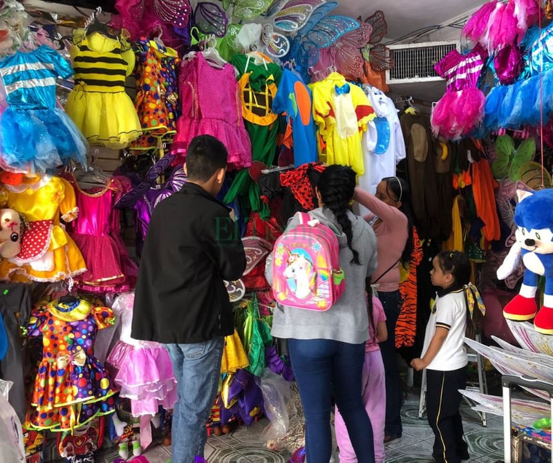 Disfraces del Día de la primavera con altos costos para los padres de familia 