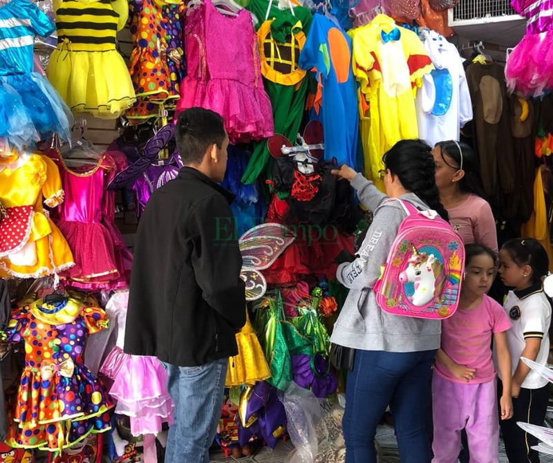 Disfraces del Día de la primavera con altos costos para los padres de familia 