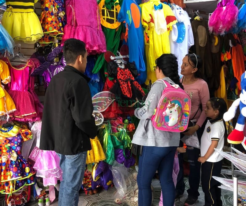 Disfraces del Día de la primavera con altos costos para los padres de familia 