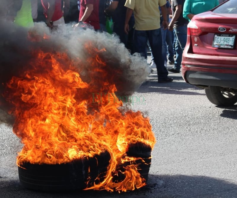 Obreros bloquean la carretera federal 57