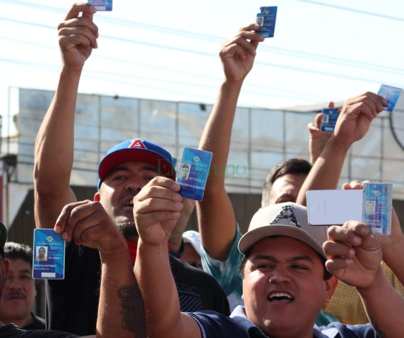 Obreros bloquean la carretera federal 57