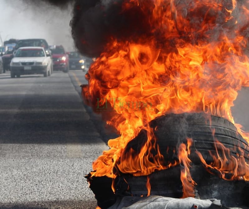 Obreros bloquean la carretera federal 57