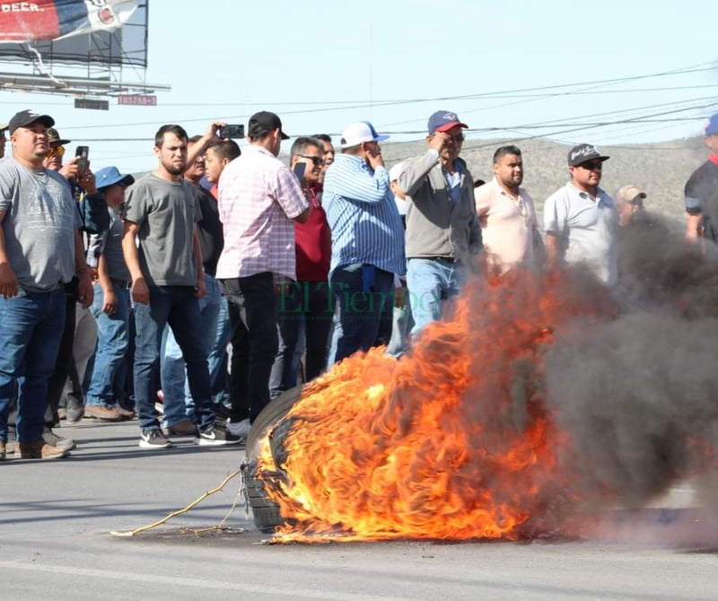 Obreros bloquean la carretera federal 57