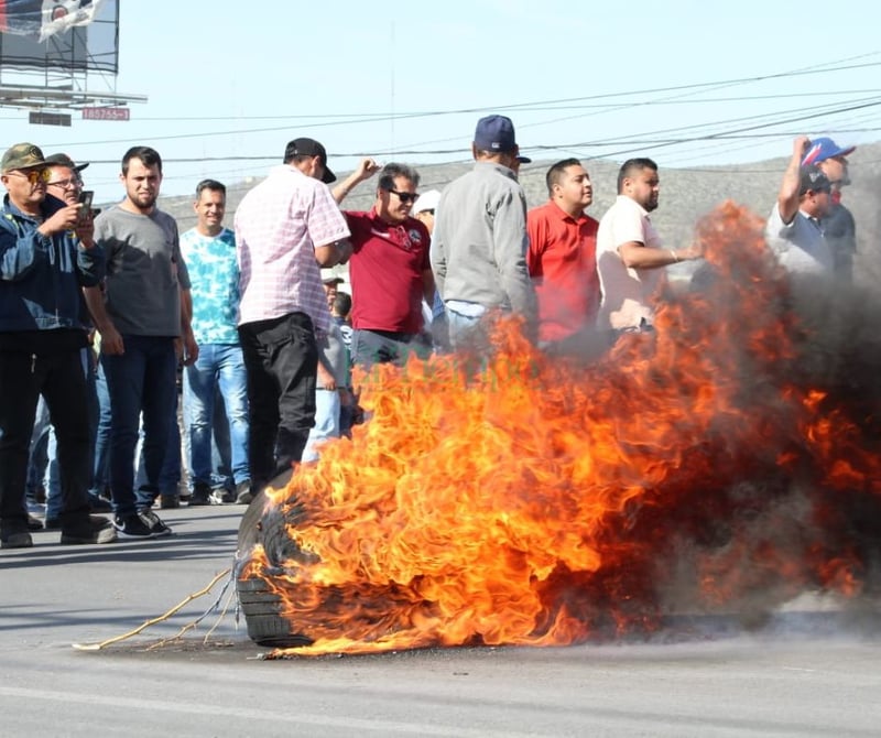 Obreros bloquean la carretera federal 57