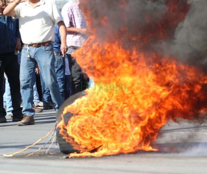 Obreros bloquean la carretera federal 57