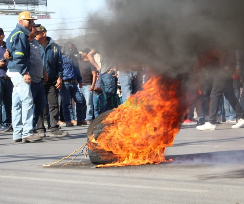 Obreros bloquean la carretera federal 57