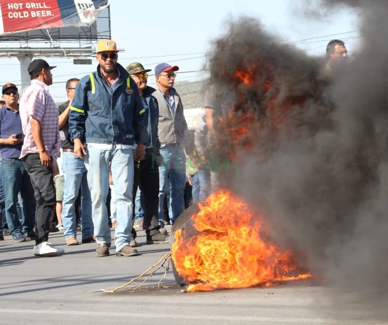 Obreros bloquean la carretera federal 57