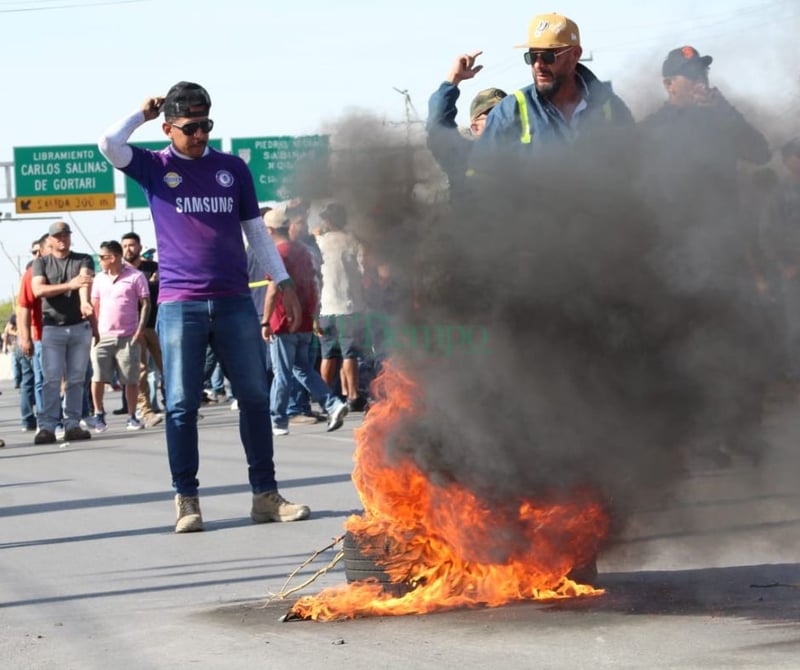 Obreros bloquean la carretera federal 57