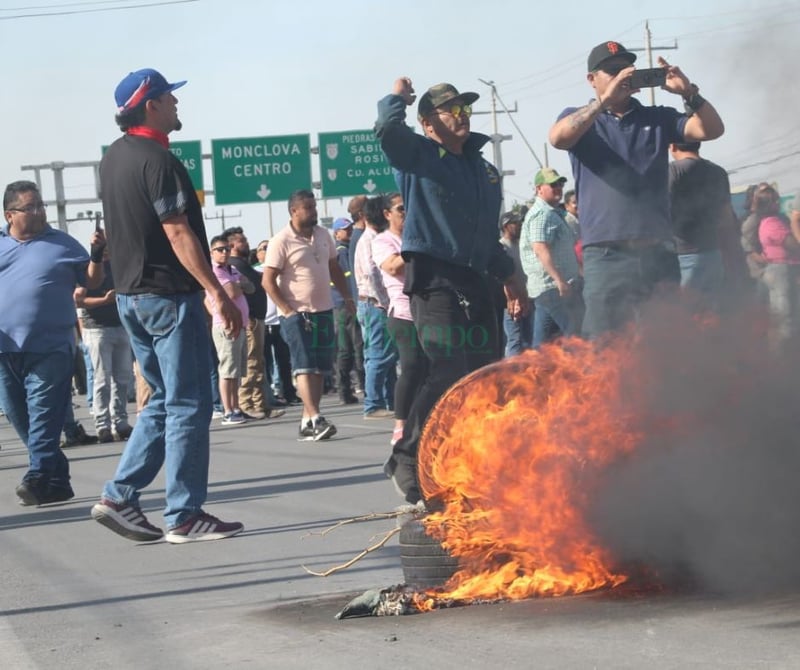 Obreros bloquean la carretera federal 57