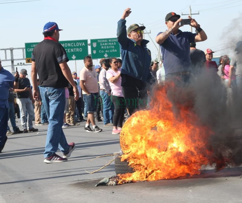 Obreros bloquean la carretera federal 57