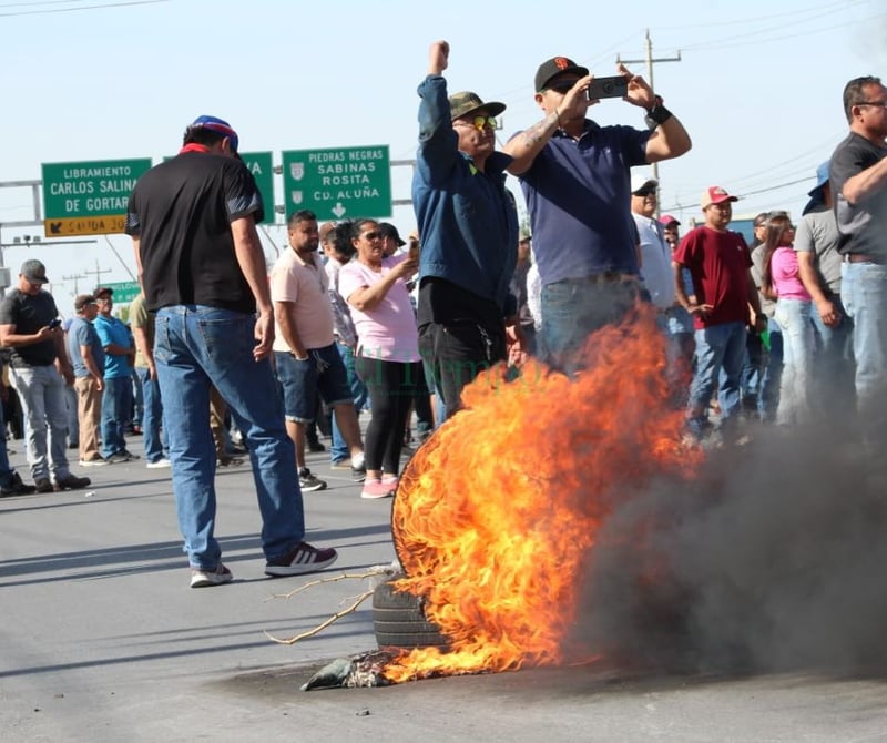 Obreros bloquean la carretera federal 57