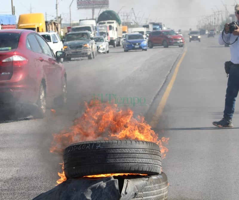 Obreros bloquean la carretera federal 57