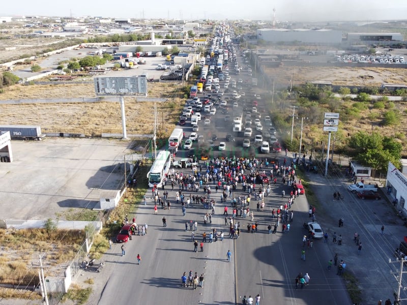 Obreros bloquean la carretera federal 57