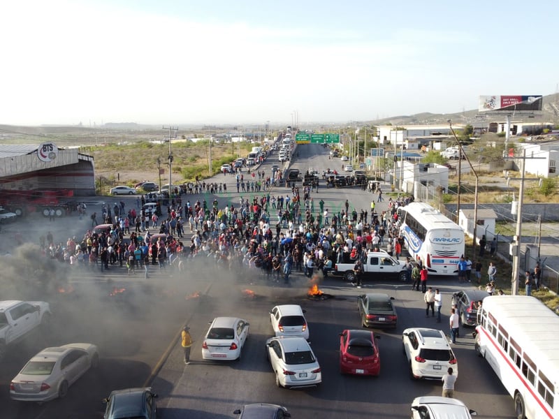 Obreros bloquean la carretera federal 57