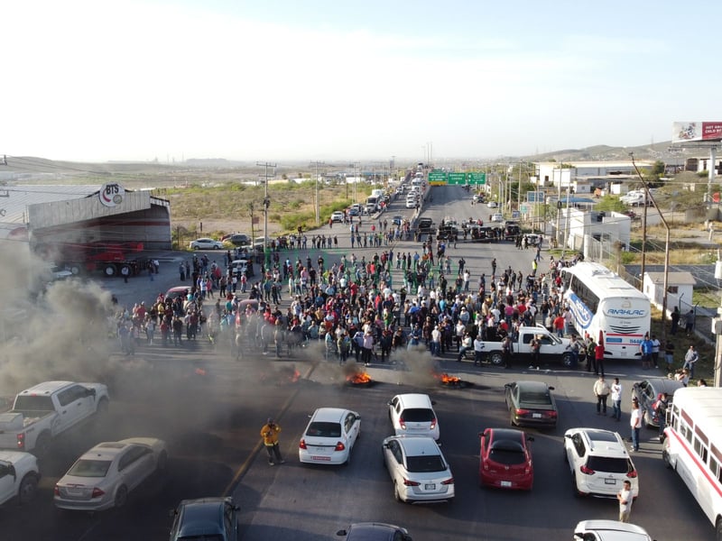 Obreros bloquean la carretera federal 57