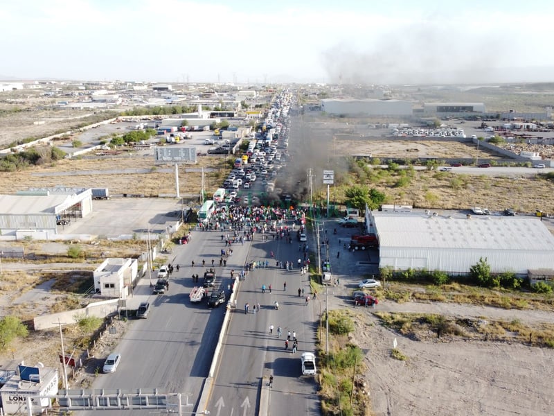 Obreros bloquean la carretera federal 57