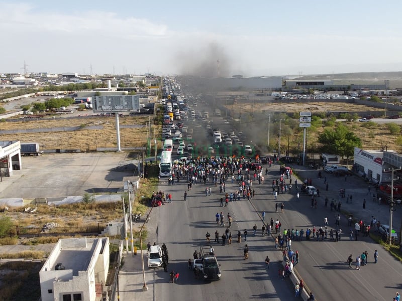 Obreros bloquean la carretera federal 57