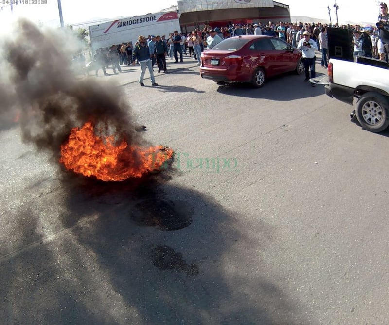 Obreros bloquean la carretera federal 57