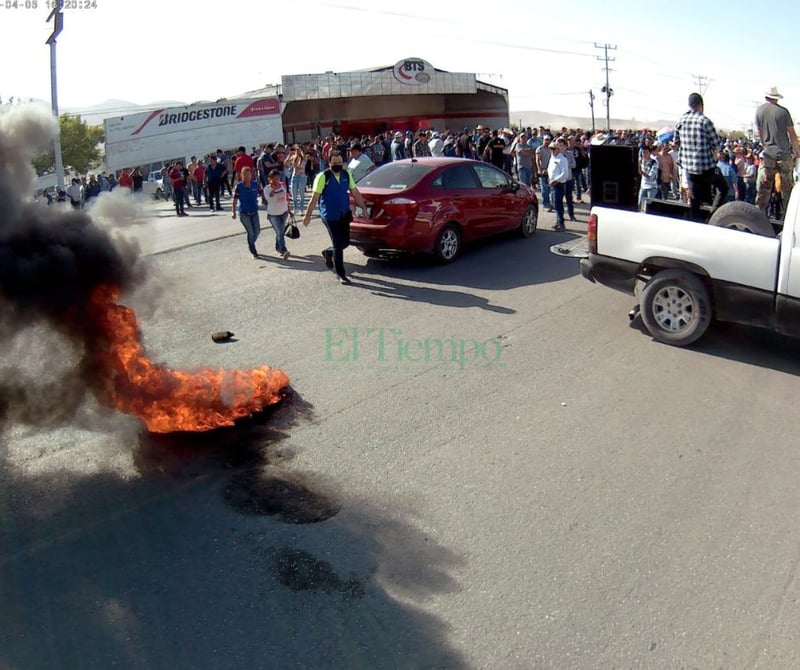 Obreros bloquean la carretera federal 57