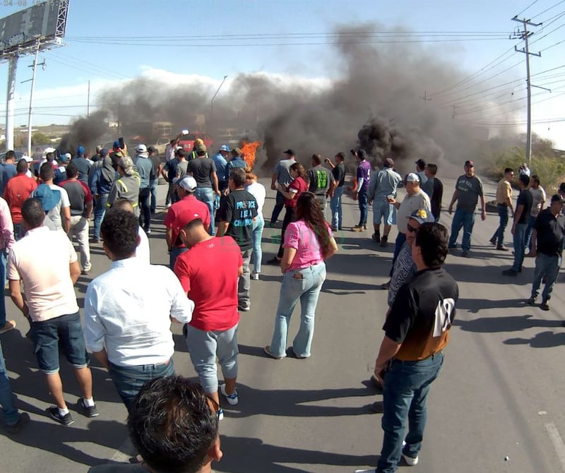 Obreros bloquean la carretera federal 57