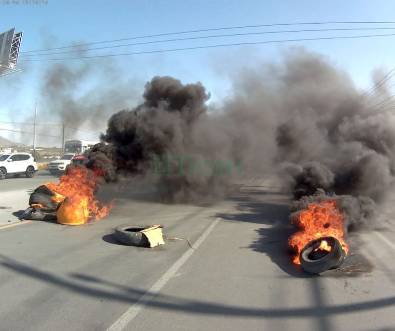 Obreros bloquean la carretera federal 57