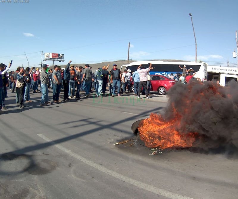 Obreros bloquean la carretera federal 57