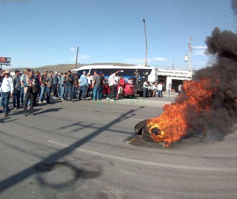 Obreros bloquean la carretera federal 57