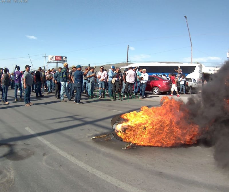 Obreros bloquean la carretera federal 57