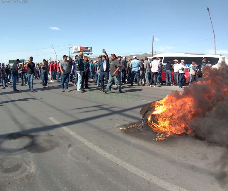 Obreros bloquean la carretera federal 57