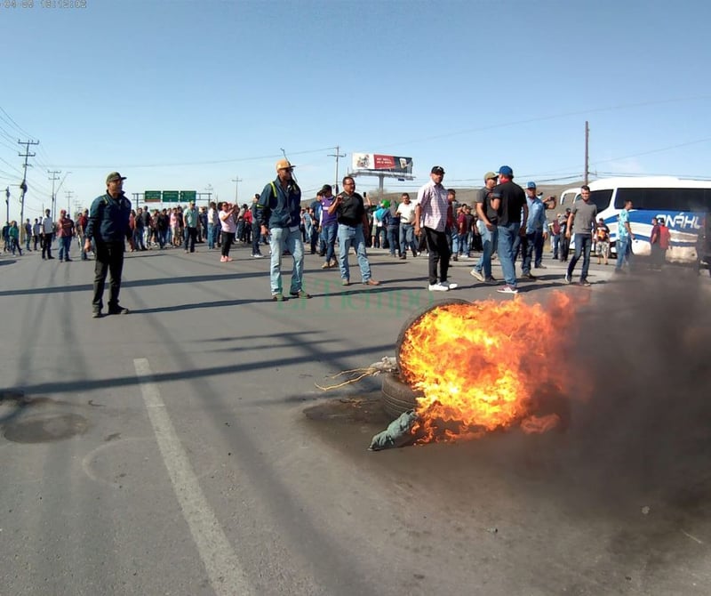 Obreros bloquean la carretera federal 57