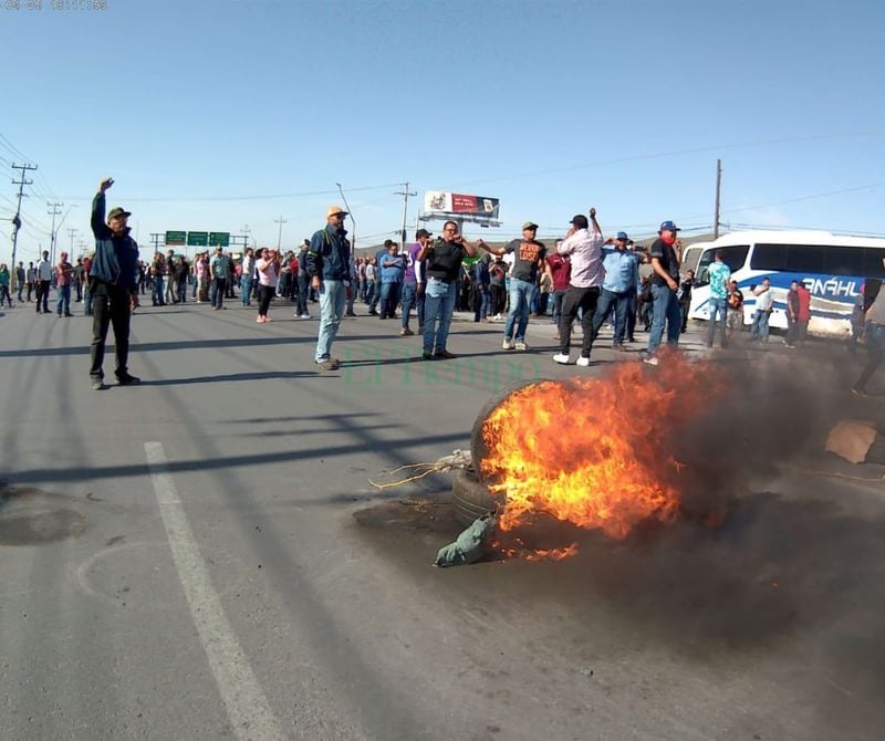 Obreros bloquean la carretera federal 57