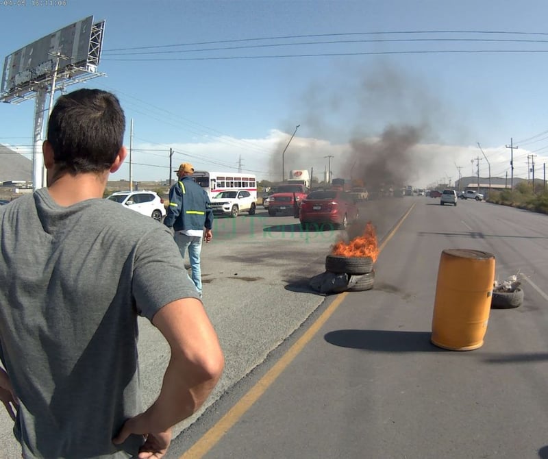 Obreros bloquean la carretera federal 57