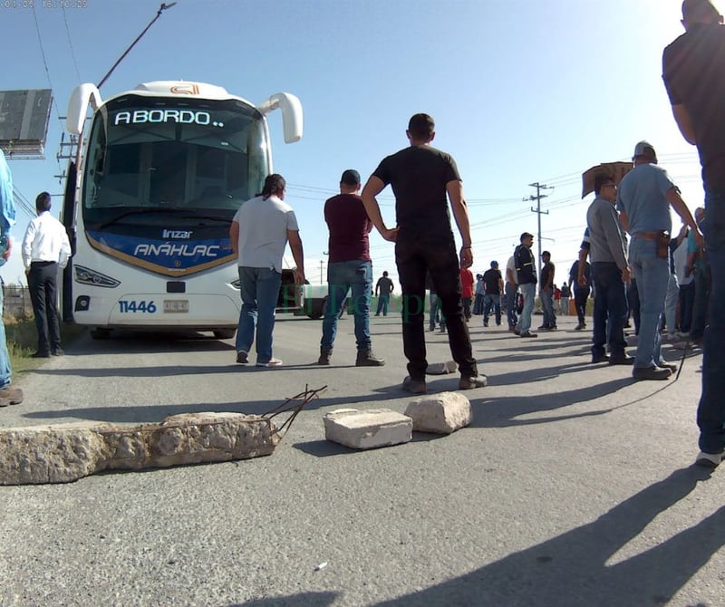 Obreros bloquean la carretera federal 57