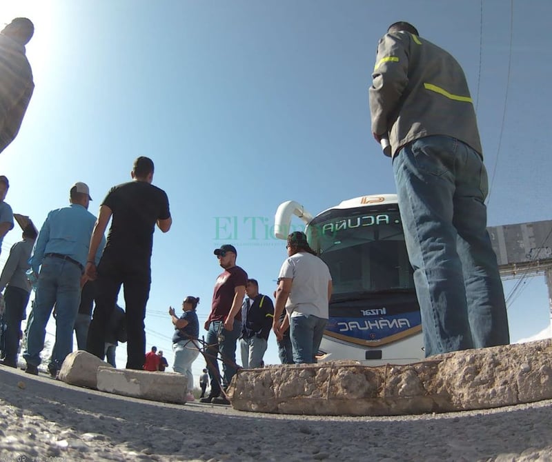 Obreros bloquean la carretera federal 57