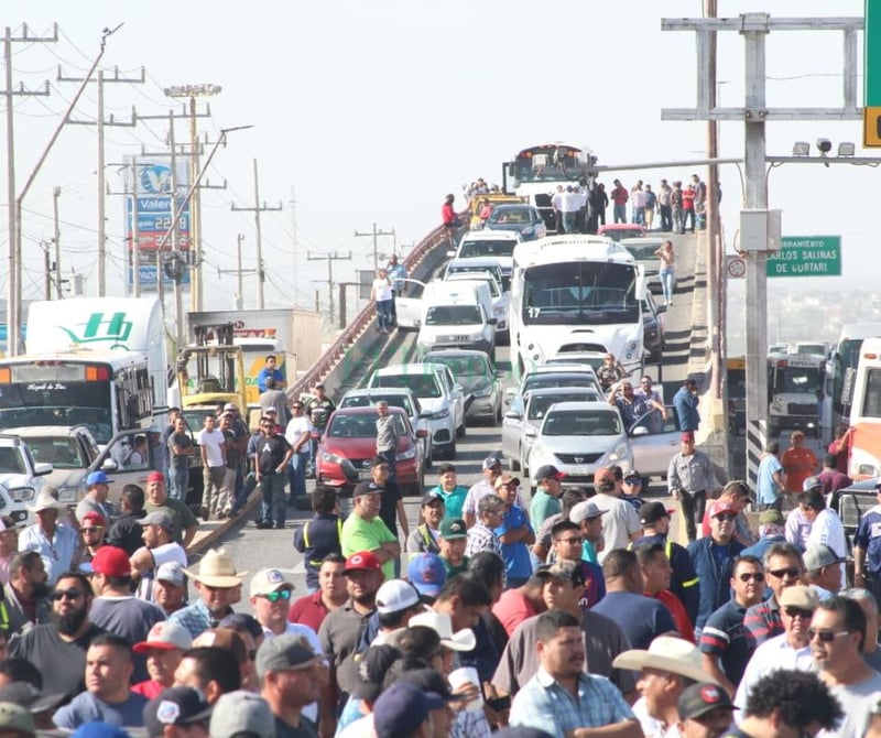 Obreros bloquean la carretera federal 57