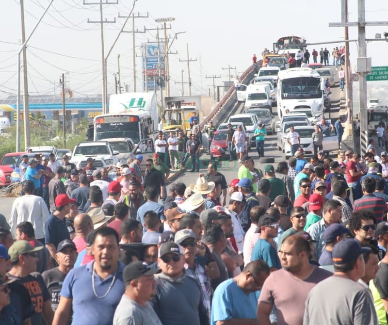 Obreros bloquean la carretera federal 57