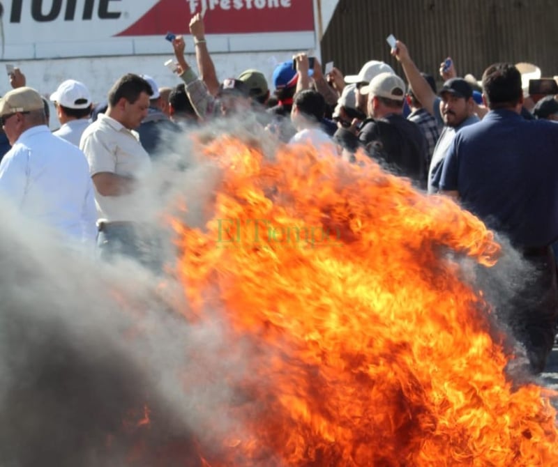 Obreros bloquean la carretera federal 57