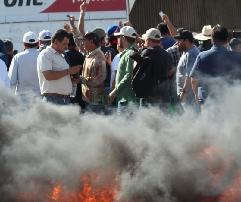 Obreros bloquean la carretera federal 57