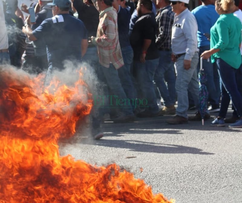 Obreros bloquean la carretera federal 57