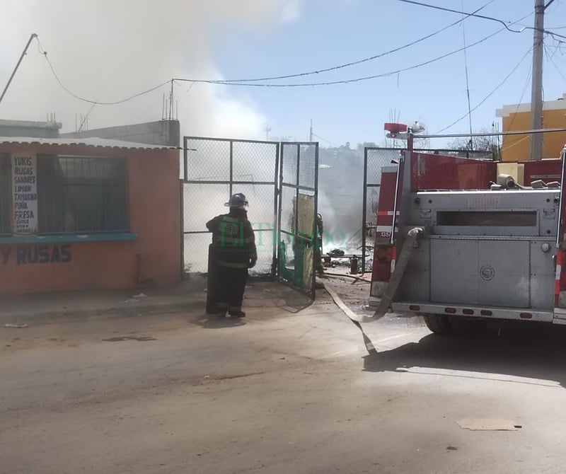 Voraz incendio arrasa con bodega de Frutería de la colonia Ampliación Hipódromo de Monclova