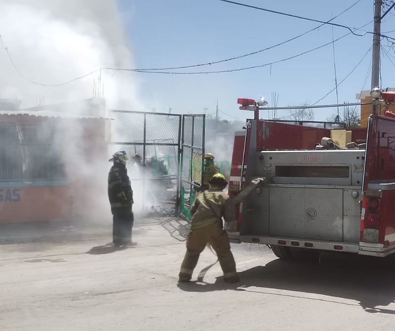 Voraz incendio arrasa con bodega de Frutería de la colonia Ampliación Hipódromo de Monclova