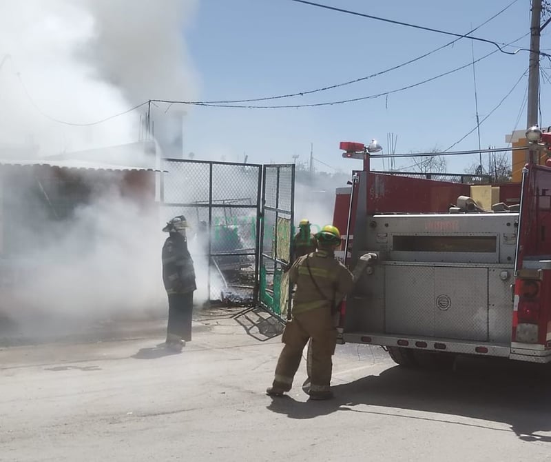 Voraz incendio arrasa con bodega de Frutería de la colonia Ampliación Hipódromo de Monclova