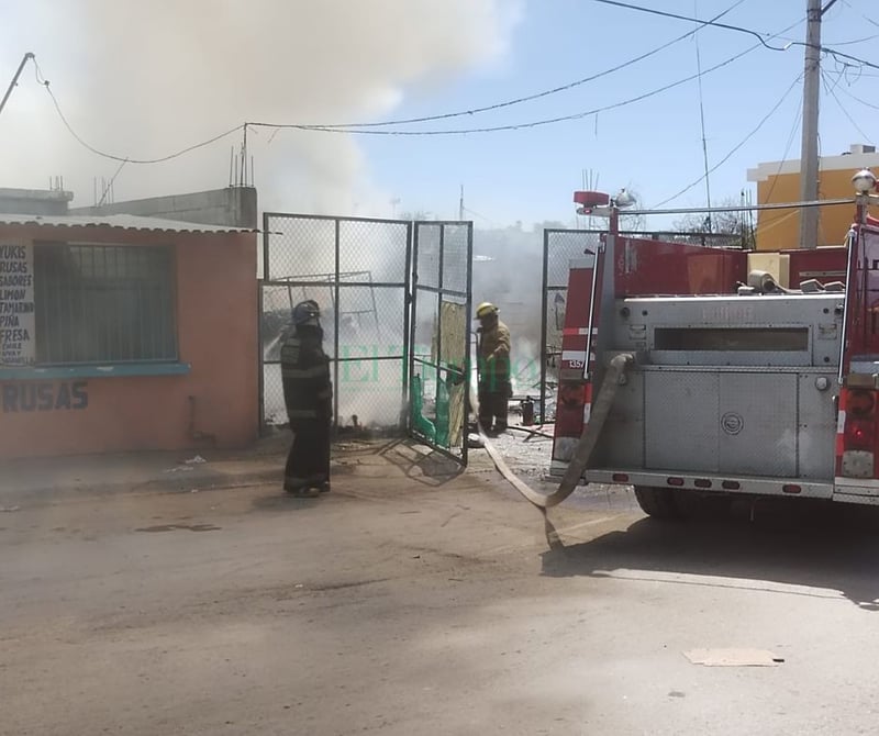 Voraz incendio arrasa con bodega de Frutería de la colonia Ampliación Hipódromo de Monclova