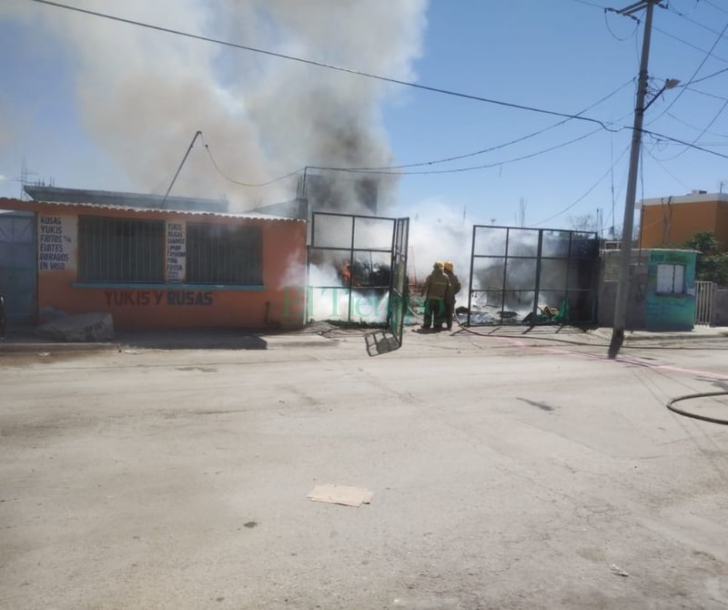 Voraz incendio arrasa con bodega de Frutería de la colonia Ampliación Hipódromo de Monclova