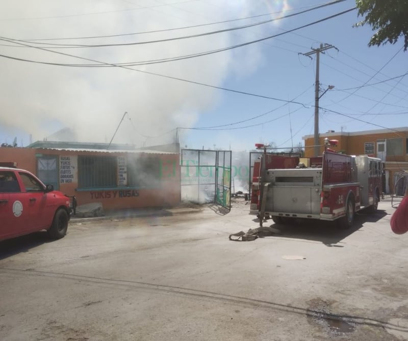 Voraz incendio arrasa con bodega de Frutería de la colonia Ampliación Hipódromo de Monclova