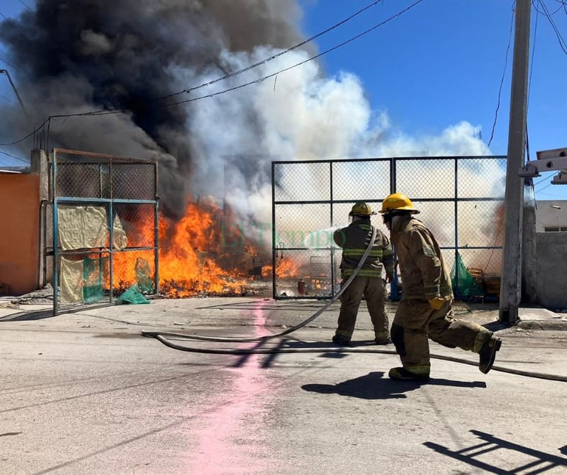 Voraz incendio arrasa con bodega de Frutería de la colonia Ampliación Hipódromo de Monclova