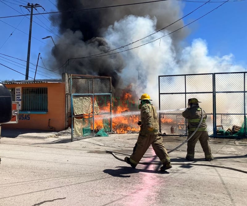 Voraz incendio arrasa con bodega de Frutería de la colonia Ampliación Hipódromo de Monclova