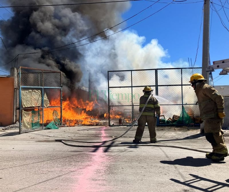 Voraz incendio arrasa con bodega de Frutería de la colonia Ampliación Hipódromo de Monclova