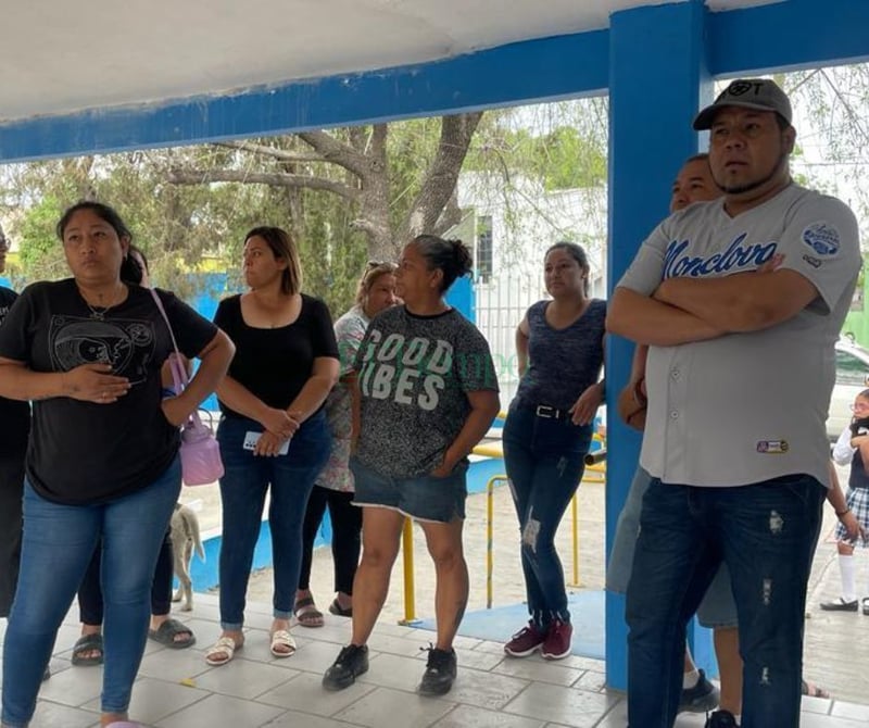 Padres de familia cierran escuela Ford exigiendo la destitución de la Directora